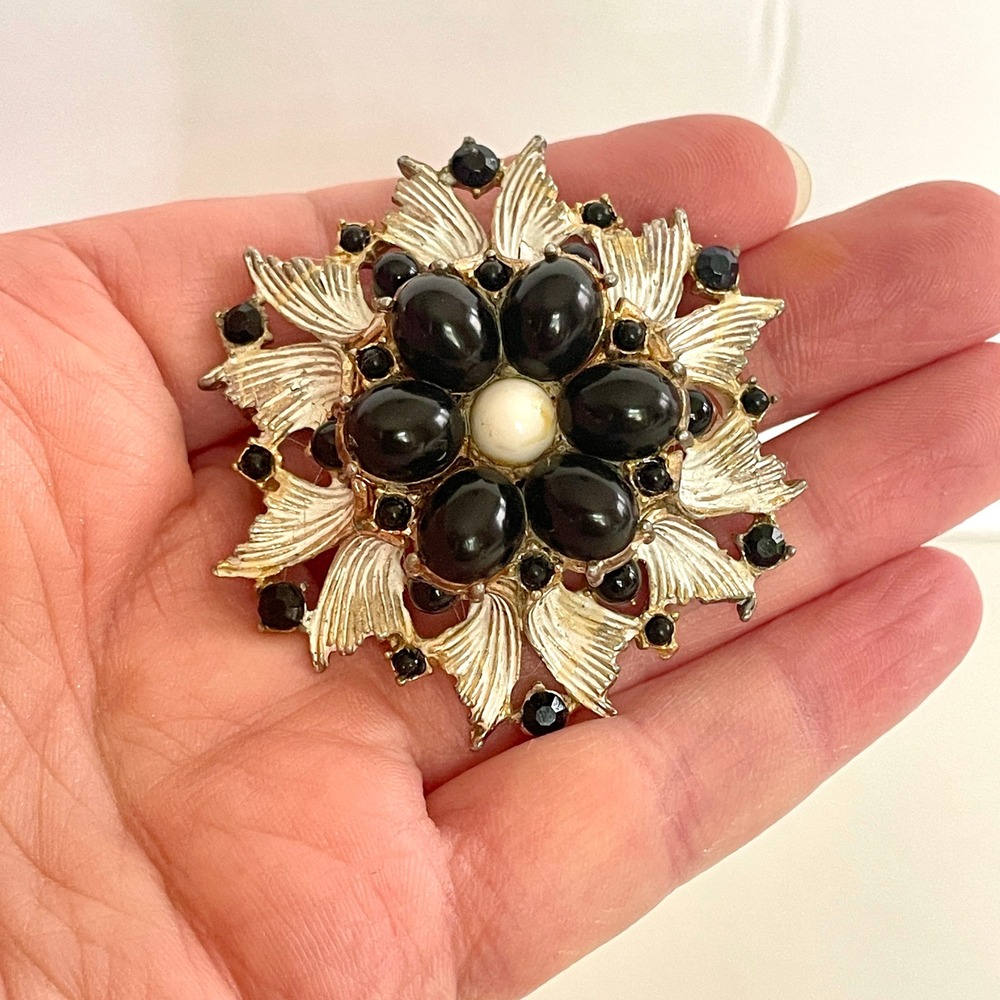 Vintage Black & White Floral Starburst Brooch with Cabochon Rhinestone D'ARNE 2" - Picture 4 of 9